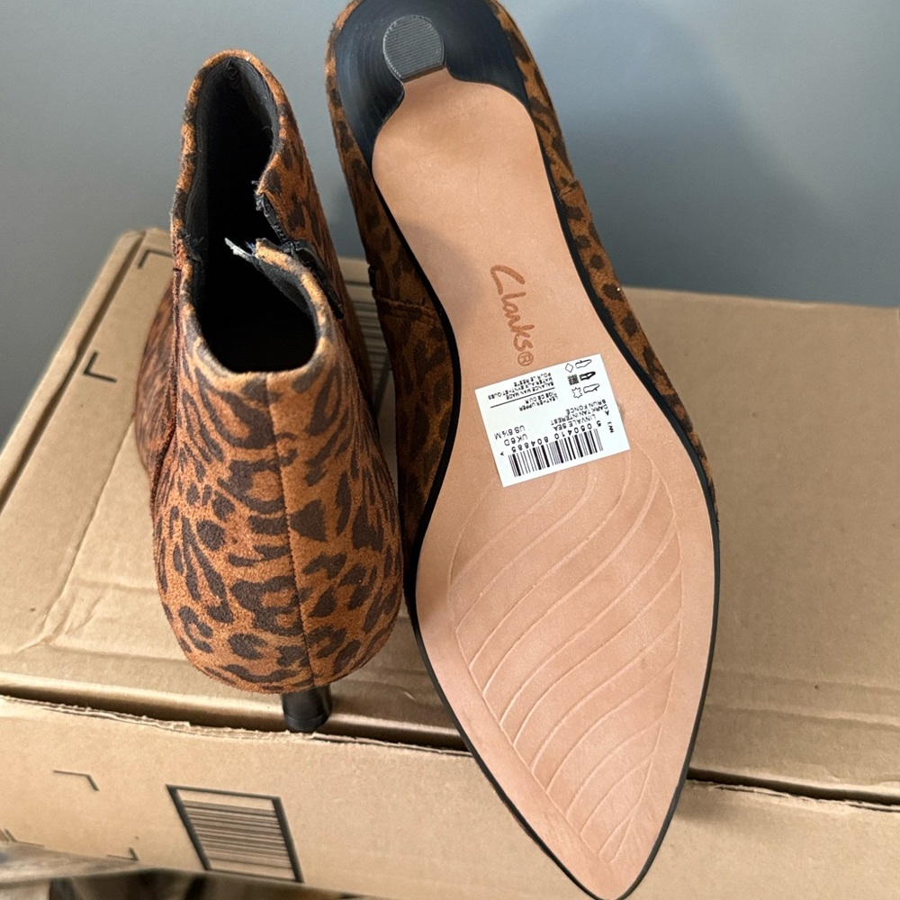 Clarks Leather "Linvale" ankle Bootie Cheetah Size 8.5 M - Picture 9 of 10